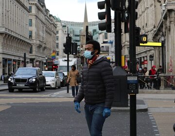 Mężczyzna w maseczce na ulicy w Londynie