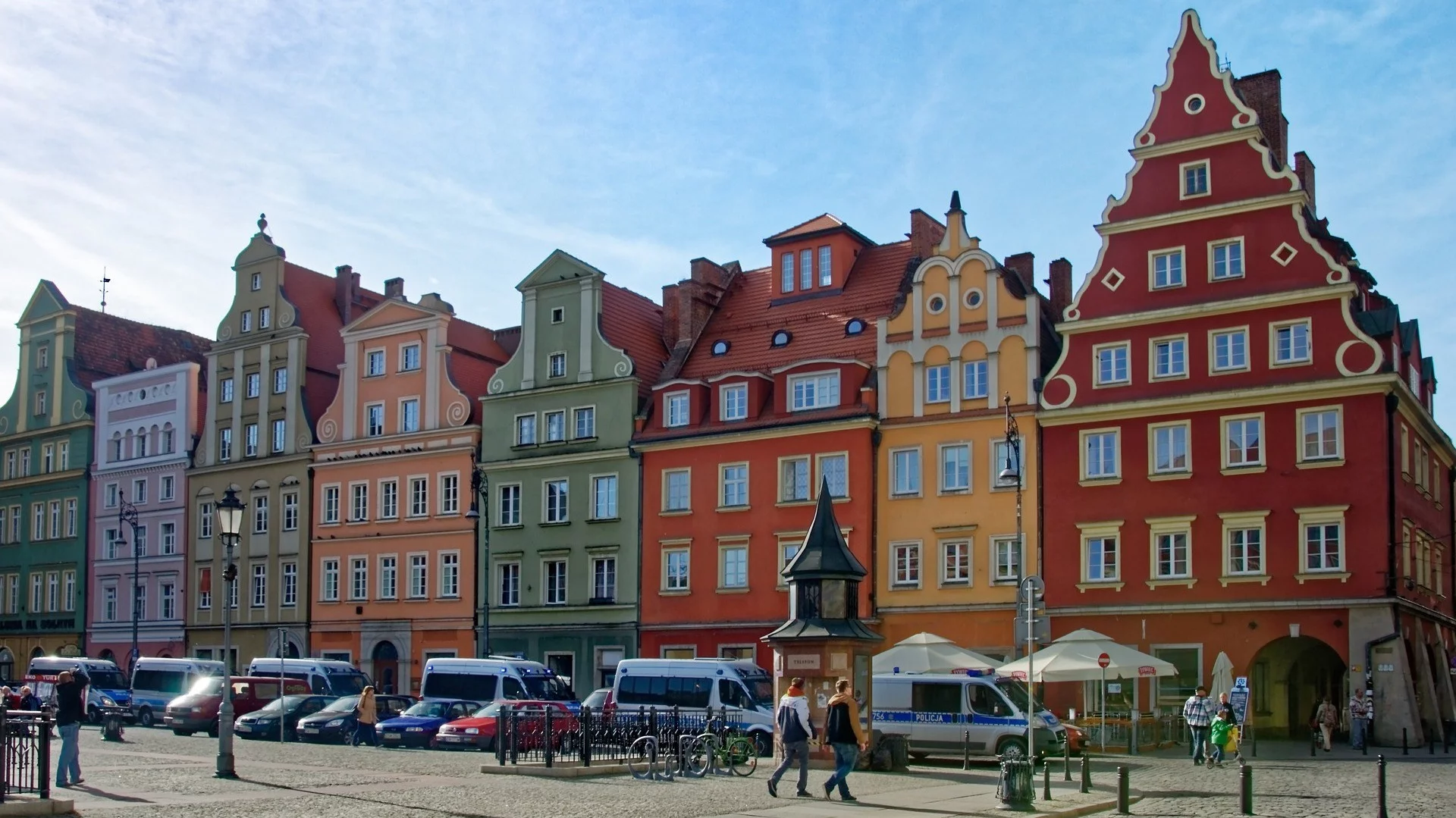 Wrocław z radiowozami policji w tle