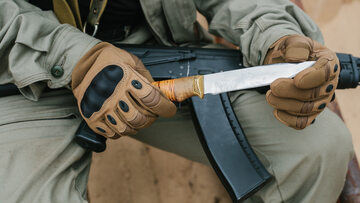 Mężczyzna z nożem i bronią, zdjęcie ilustracyjne