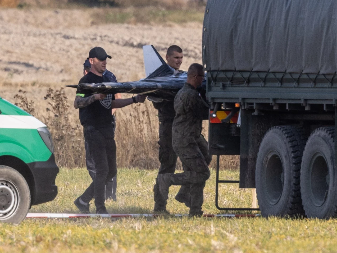Mężczyzna znalazł drona na swoim polu. „Wyglądało mi to na prymityw”