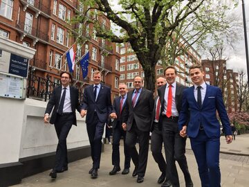Mężczyźni z holenderskiej ambasady w Londynie