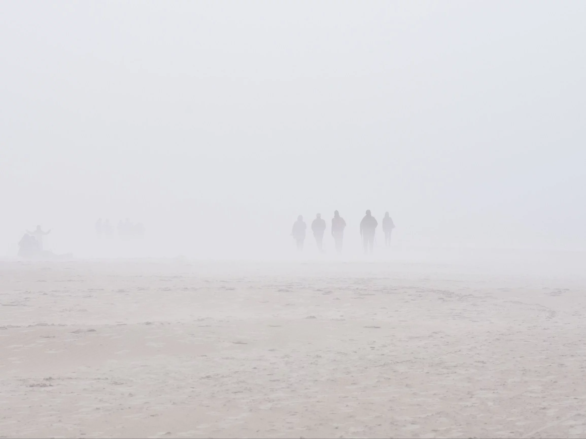 Mgła na plaży, zdjęcie ilustracyjne