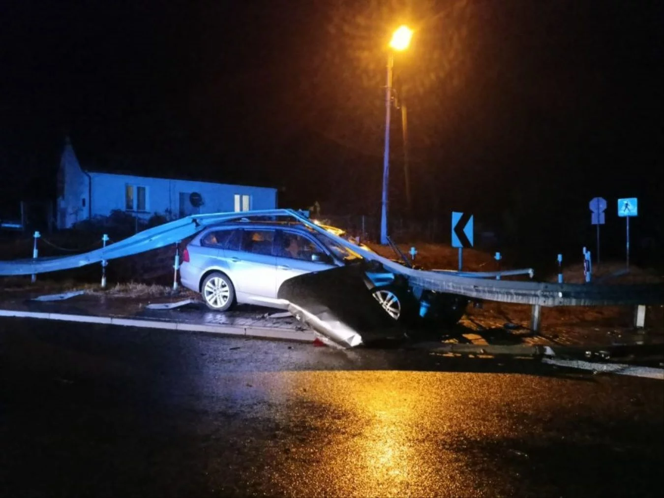 Kierowca BMW wjechał w barierę energochłonna