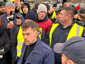 Michał Kołodziejczak wśród protestujących rolników