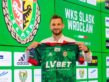 Michał Rzuchowski z koszulką Śląska Wrocław