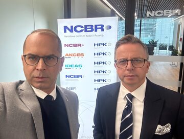 Michał Szczerba i Dariusz Joński podczas kontroli poselskiej w NCBR