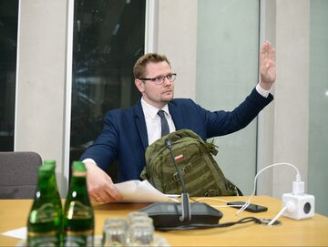 Michał Woś podczas posiedzenia komisji ds. Pegasusa