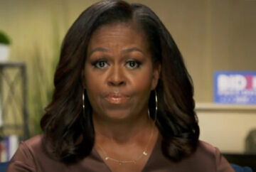 Michelle Obama w naszyjniku z napisem „VOTE”