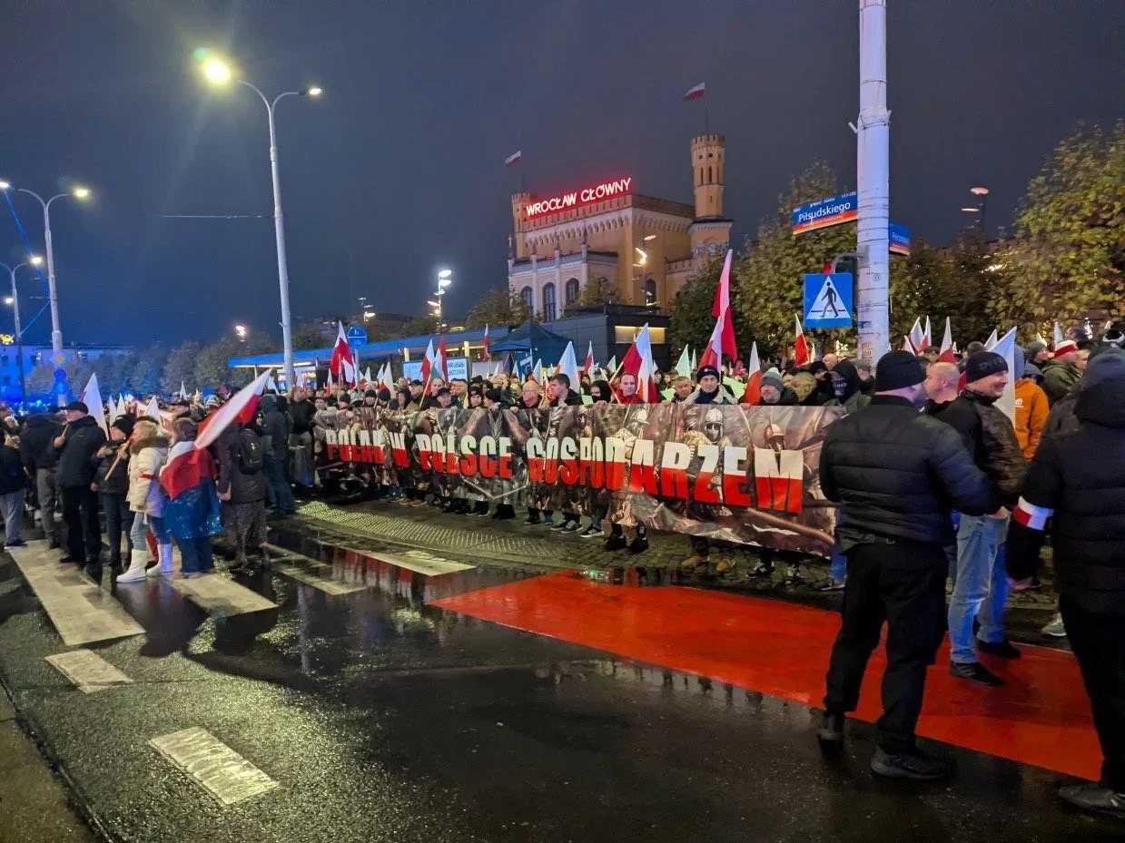 Międlar, race i skandaliczne hasła. Tak wyglądał Marsz Polaków we Wrocławiu