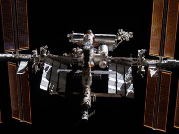 Międzynarodowa Stacja Kosmiczna widziana z pokładu kapsuły Crew Dragon