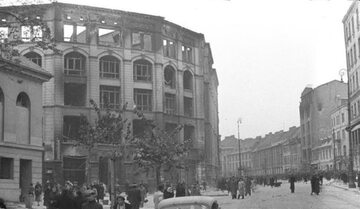 Miejsce akcji ok. 1940 r. Po lewej stronie Arsenał i wypalony gmach Pasażu Simonsa
