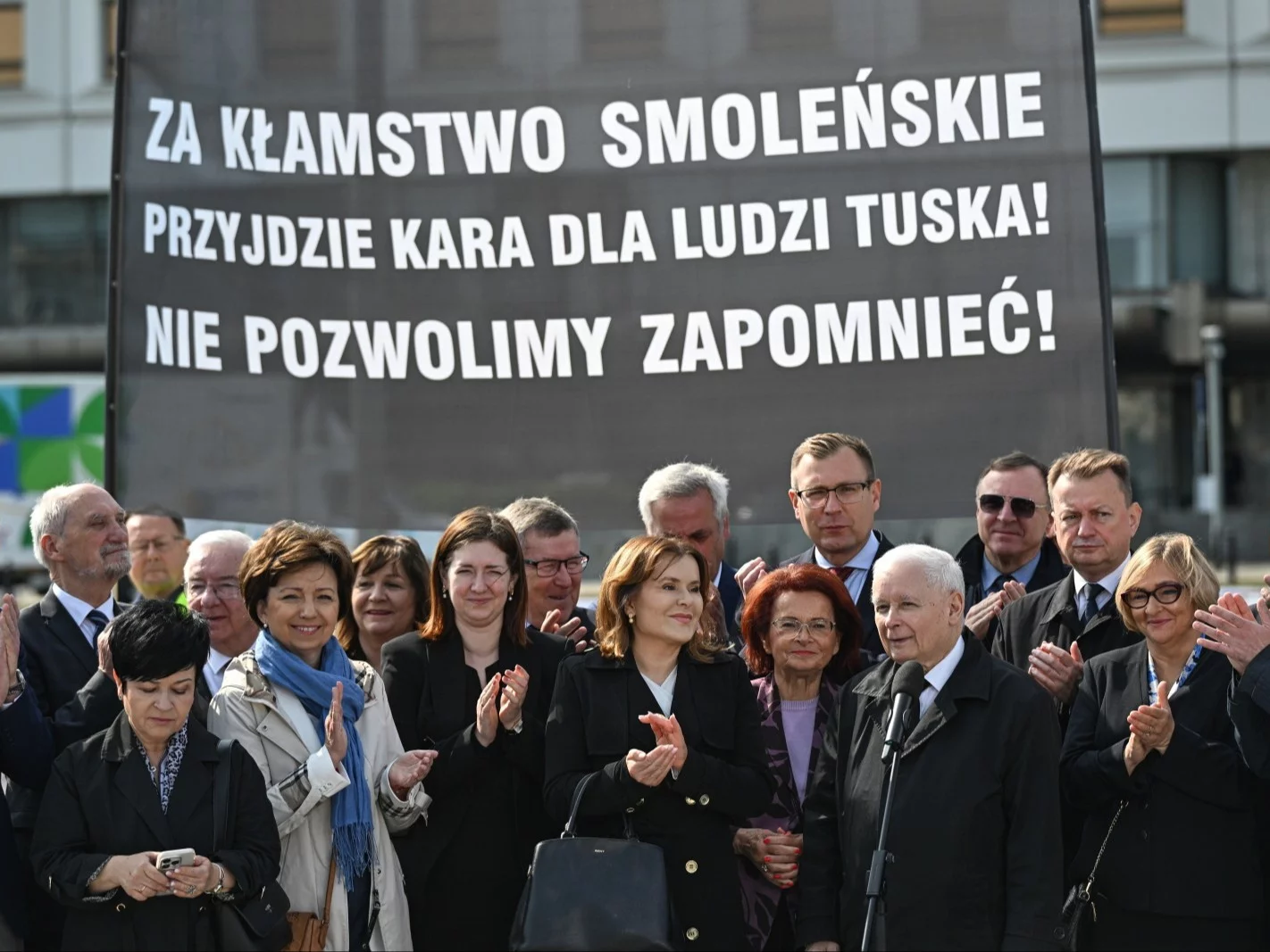 Jarosław Kaczyński w otoczeniu polityków PiS na miesięcznicy smoleńskiej