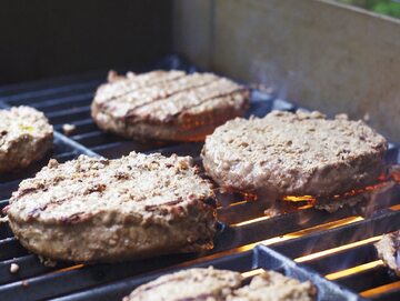 Mięso na hamburgery, zdjęcie ilustracyjne