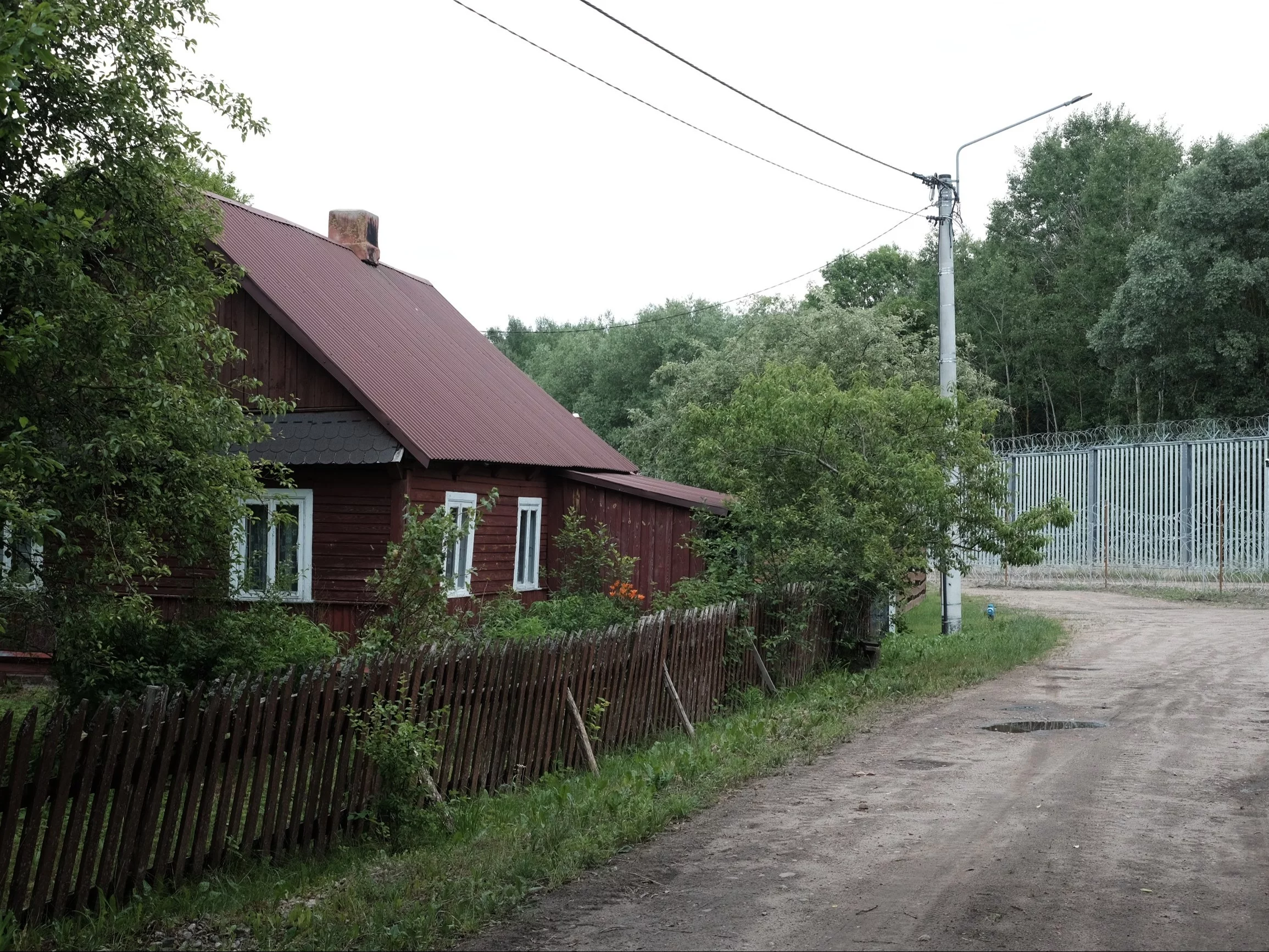 Granica polsko-białoruska. Dom we wsi Bobrówka w powiecie hajnowskim