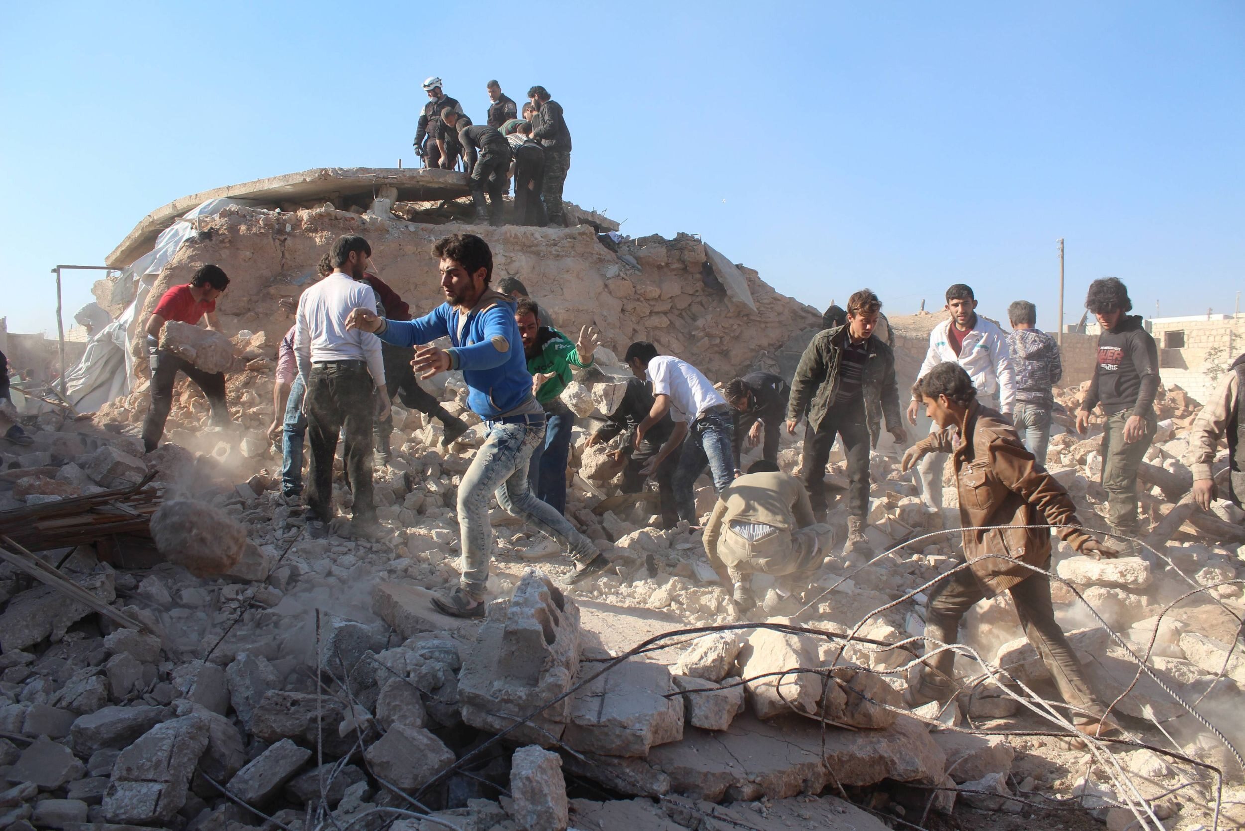 Mieszkańcy Aleppo w ruinach miasta, 25 listopada 2016 roku