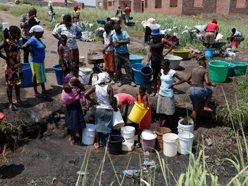 Mieszkańcy czerpiący wodę z niebezpiecznego źródła w Zimbabwe, 2020 r.