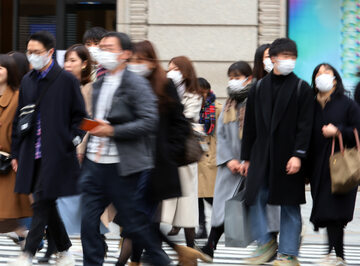 Mieszkańcy Japonii w maskach