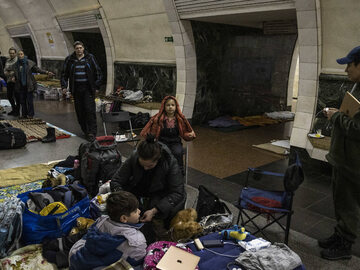 Mieszkańcy Kijowa kryją się w podziemiach metra