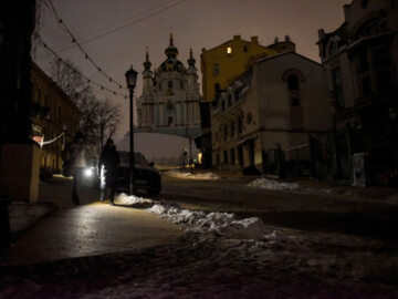 Mieszkańcy Kijowa oświetlają drogę latarkami, 6 grudnia