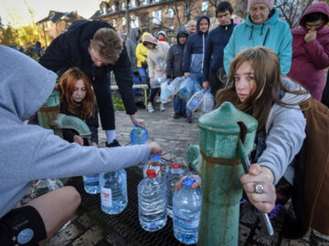 Mieszkańcy Kijowa pobierają wodę, 31 października