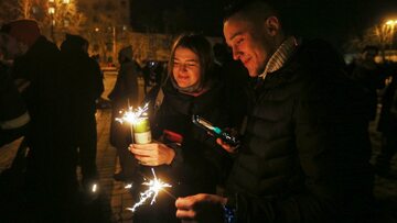 Mieszkańcy Kijowa pojawili się w centrum miasta wieczorem w Sylwestra