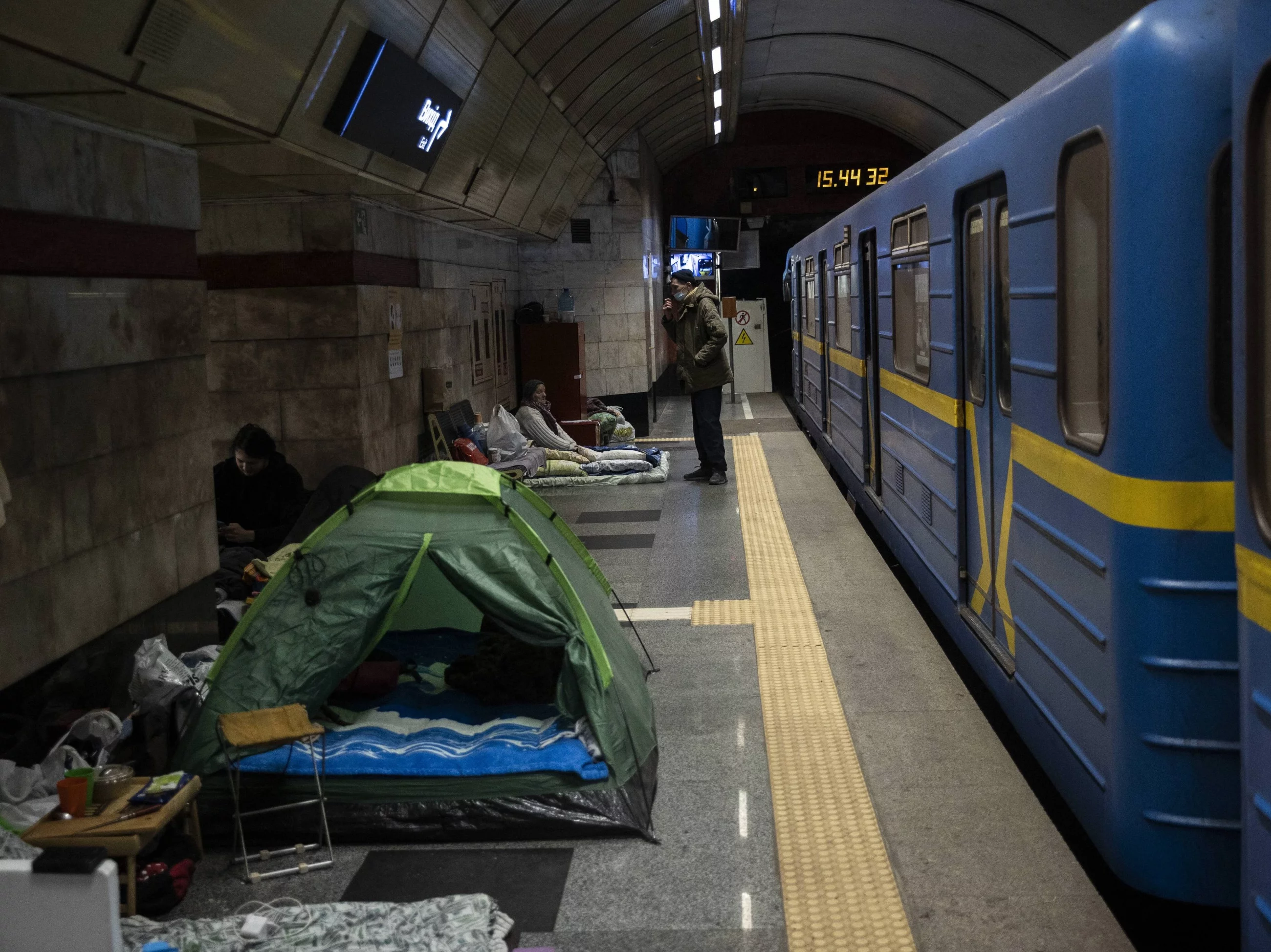 W pierwszych tygodniach napaści Rosji na Ukrainę, metro w Kijowie pełniło rolę schronu dla tysięcy cywilów.