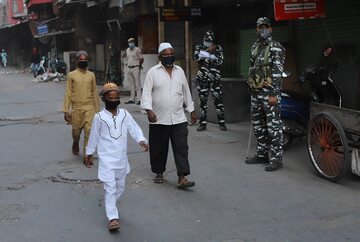 Mieszkańcy Nowego Delhi w maseczkach