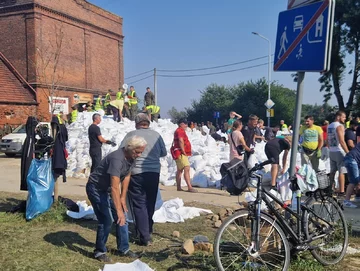 Mieszkańcy Oławy wspólnie z żołnierzami umacniają wały