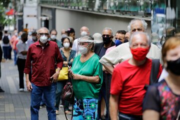 Mieszkańcy Sao Paulo czekający na szczepienie, zdjęcie ilustracyjne