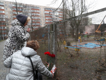 Mieszkańcy składają kwiaty w miejscu katastrofy helikoptera w Browarach, 18 stycznia 2023