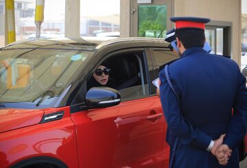 Mieszkanka Arabii Saudyjskiej w samochodzie