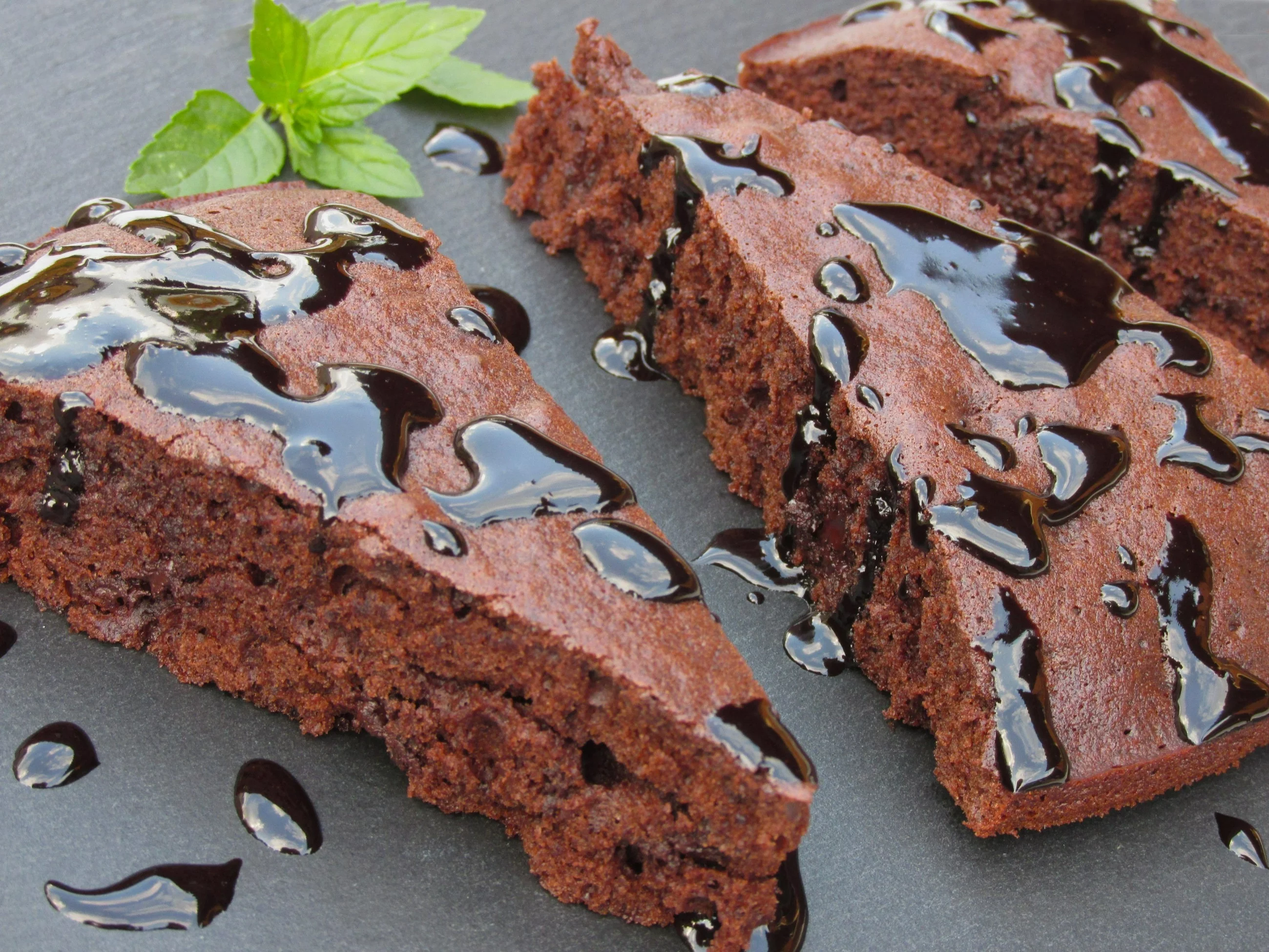 Brownie z sosem czekoladowym