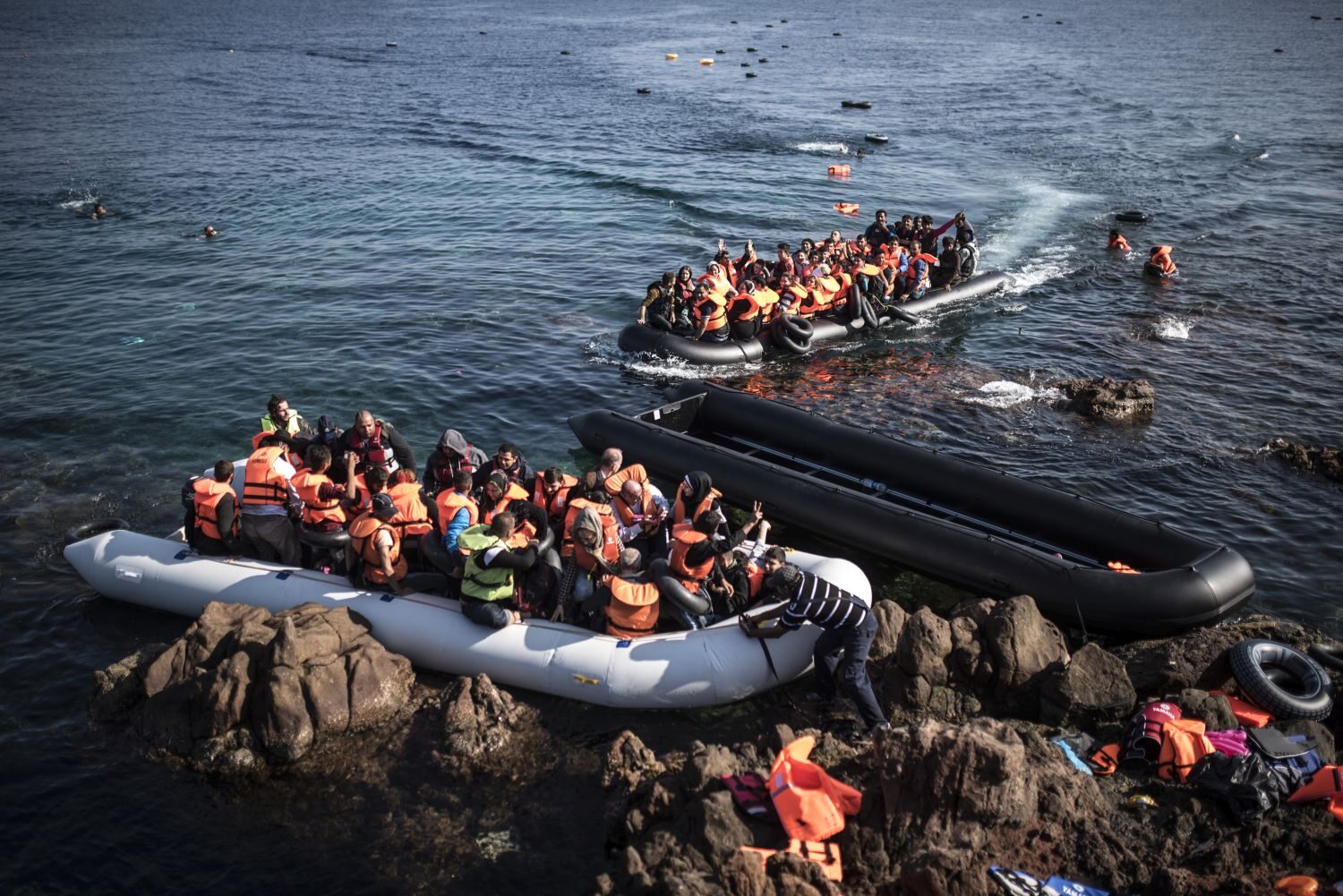 Migranci dopływający na Lesbos