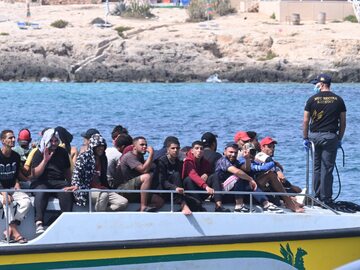 Migranci na łodzi u wybrzeży Lampedusy