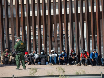 Migranci po przekroczeniu granicy między Meksykiem USA, 2021 r.