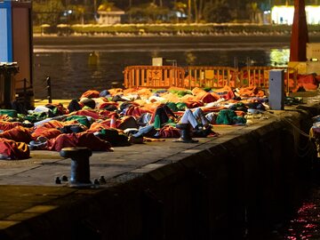 Migranci śpiący w porcie na Teneryfie