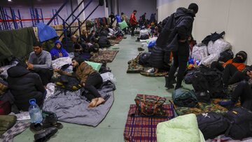 Migranci w centrum logistycznym