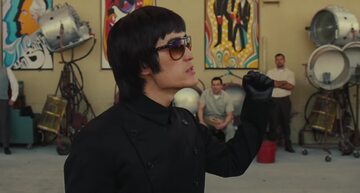 Mike Moh jako Bruce Lee w filmie  „Pewnego razu... w Hollywood”