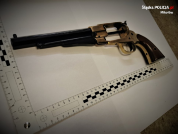 Mikołów. Broń, którą w mieszkaniu 40-latka znaleźli policjanci