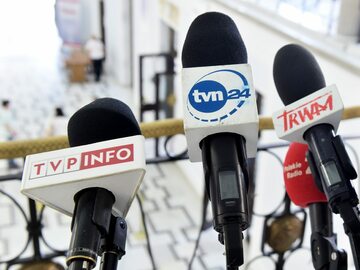 Mikrofony TVP Info, TVN24 i Polsat News, zdjęcie ilustracyjne