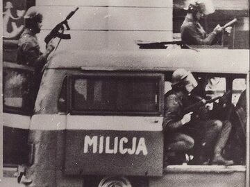 Milicja w stanie wojennym, jedna z fotografii z nielegalnie rozprowadzanych w 1982 roku