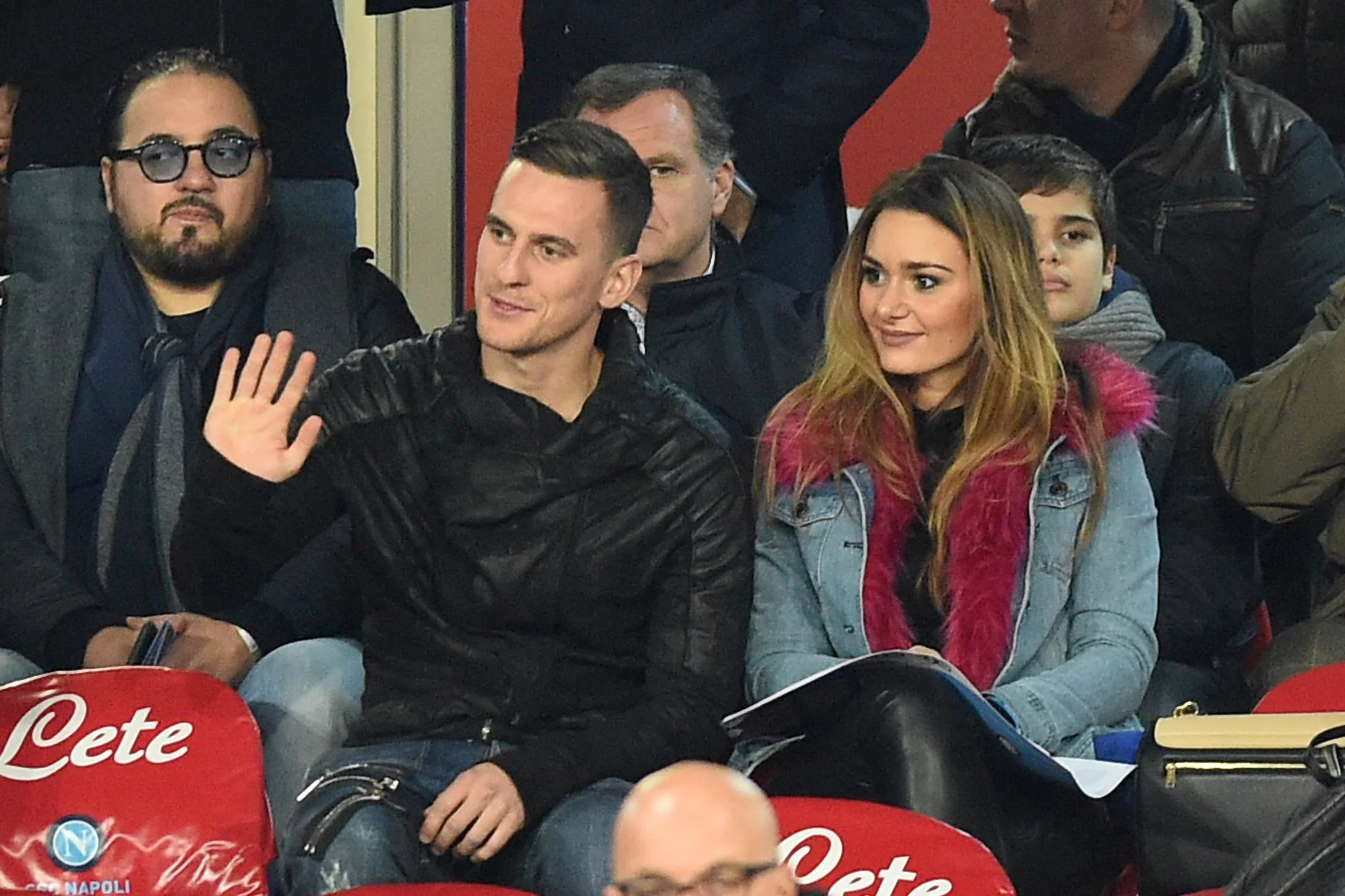 Arek Milik z dziewczyną na meczu Napoli