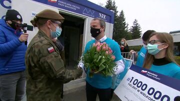 Milionowa osoba zaszczepiona w Wielkopolsce. Żołnierka otrzymała kwiaty i upominek od wojewody