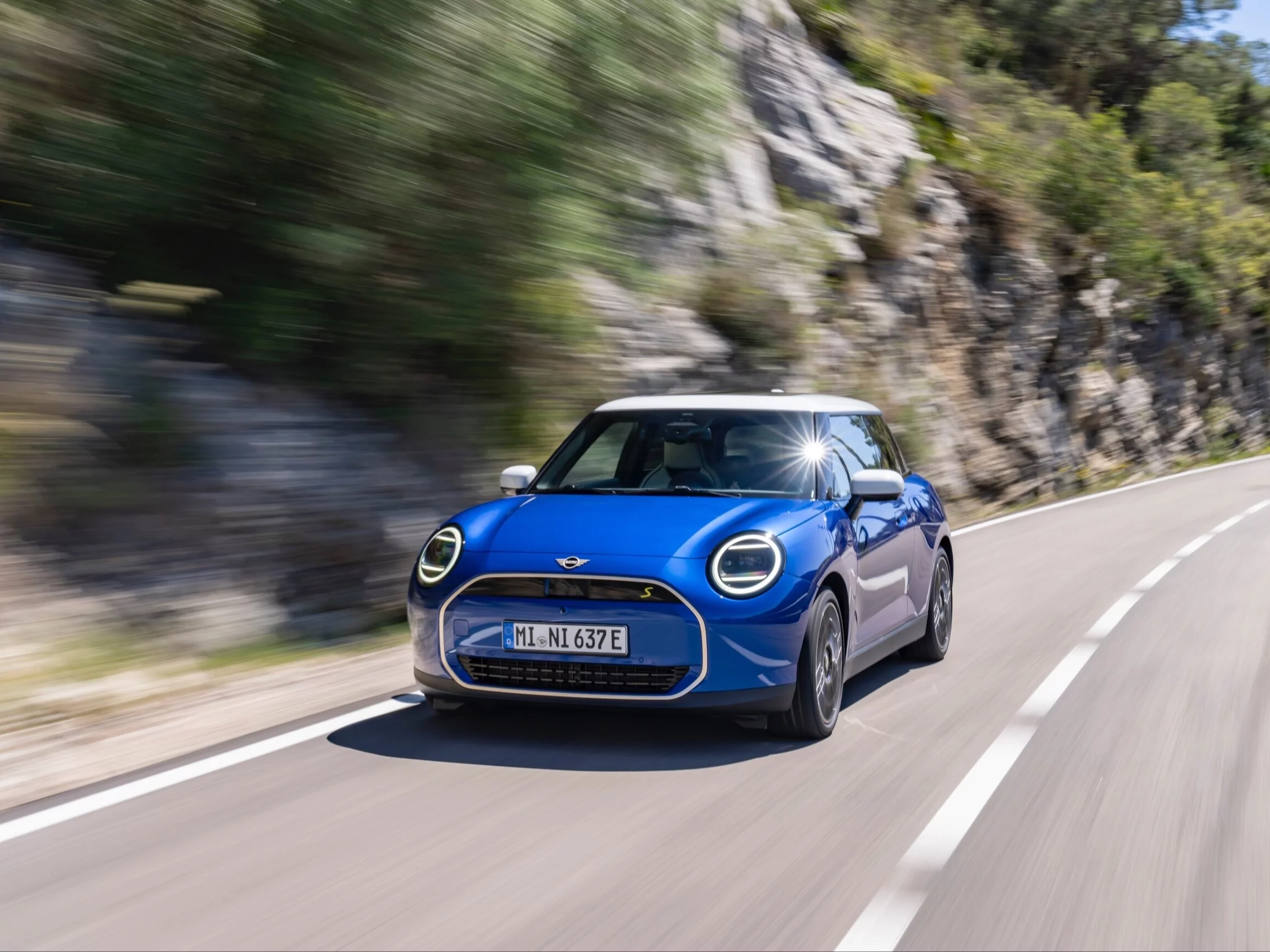 MINI Cooper SE w linii stylistycznej Favoured