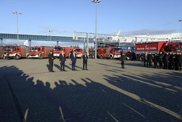 Minister Brudziński i premier Morawiecki witają wracających ze Szwecji strażaków