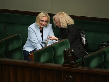 Minister ds. równości Katarzyna Kotula (z prawej) oraz posłanka Lewicy Wanda Nowicka