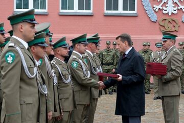 Minister Mariusz Błaszczak wręcza nagrody funkcjonariuszom SG