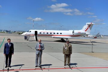 Minister obrony narodowej Antoni Macierewicz podczas odbioru nowego samolotu
