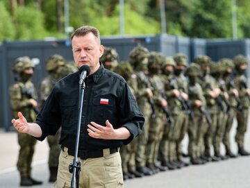 Minister obrony narodowej Mariusz Błaszczak podczas spotkania się z żołnierzami pełniącymi służbę na granicy Polski