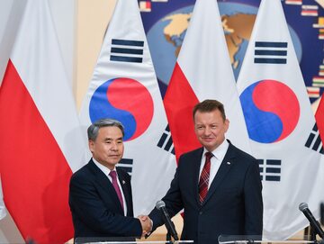 Minister obrony narodowej RP Mariusz Błaszczak (P) i minister obrony Korei Południowej Lee Jong-sup (L) podczas oświadczenia dla mediów po spotkaniu w siedzibie Ministerstwa Obrony Narodowej w Warszawie